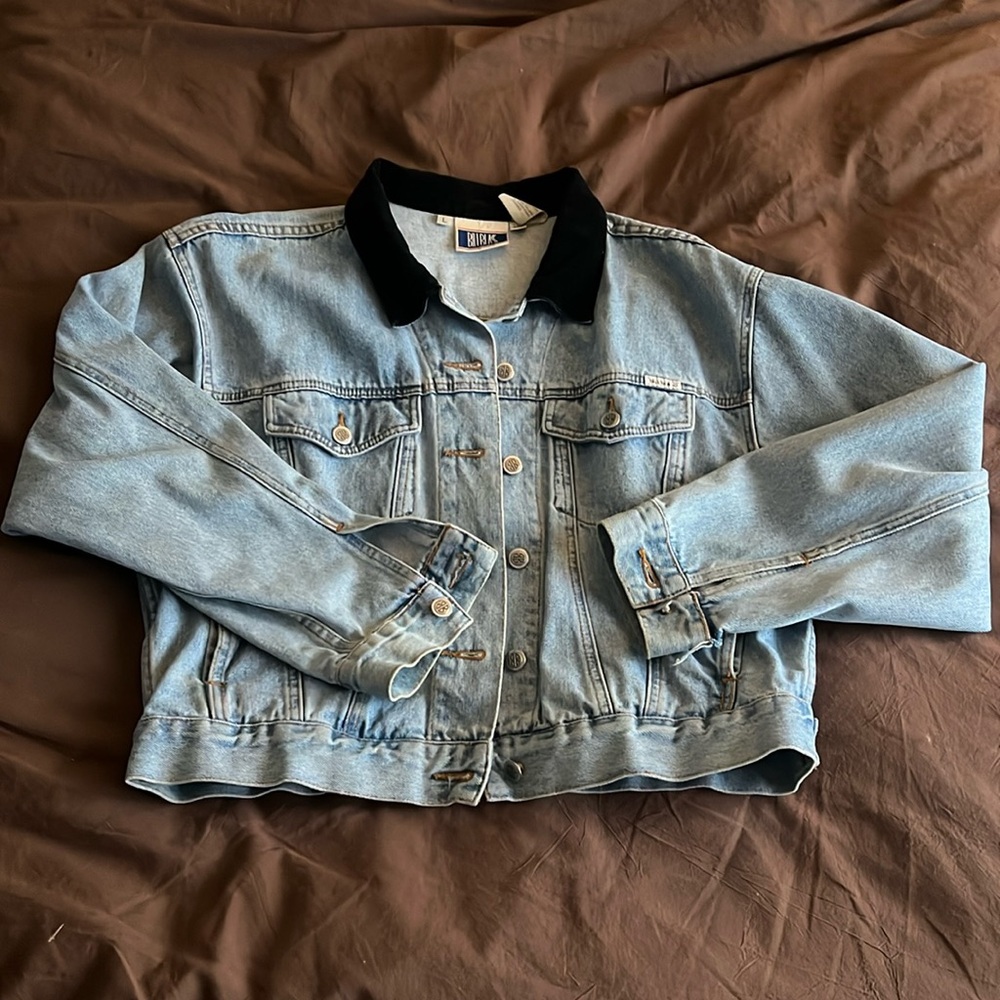 Vintage Bill Blass denim trucker jacket with black velvet collar. Size L.